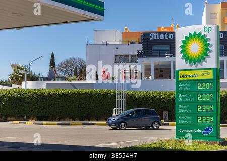 FARO, PORTUGAL - 30 MARS 2026 : vue du totem de BP British Petroleum montrant tous les prix du gaz à la station moderne. Prix atteignant des sommets record en raison du j Banque D'Images