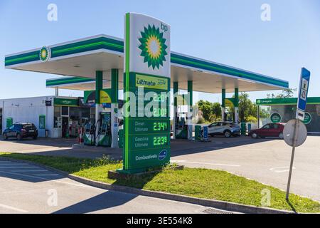 FARO, PORTUGAL - 30 MARS 2026 : vue du totem de BP British Petroleum montrant tous les prix du gaz à la station moderne. Prix atteignant des sommets record en raison du j Banque D'Images