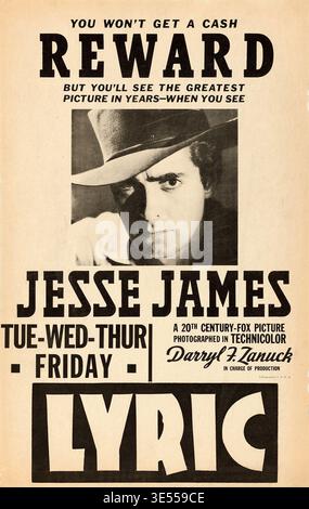 Cette carte de fenêtre vintage de 1939 promeut le film de 20th Century Fox 'Jesse James', produit par Darryl F. Zanuck. Il présente une image de l'acteur Tyrone Power dans le rôle de Jesse James, soulignant la grandeur du film en déclarant : « VOUS N'OBTIENDREZ PAS De RÉCOMPENSE EN ARGENT, MAIS VOUS VERREZ LA PLUS BELLE IMAGE DEPUIS DES ANNÉES, QUAND VOUS VERREZ JESSE JAMES. » Banque D'Images