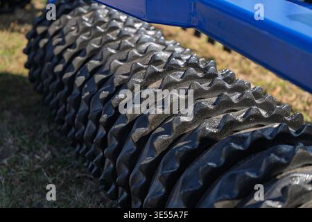 Gros plan d'un rouleau Cambridge sur un outil agricole bleu, des machines agricoles spécialisées pour la consolidation du sol, la préparation du lit de semence et le crosshi Banque D'Images