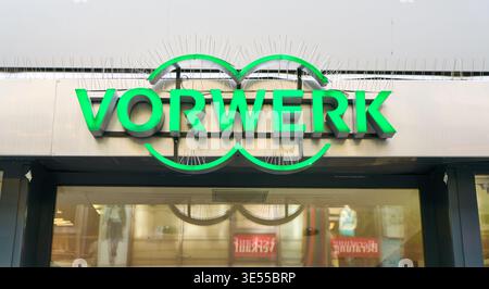 MANNHEIM, ALLEMAGNE - 12 mars 2026 - photo d'une vitrine Vorwerk logo vert de l'entreprise représentant les ventes directes et les appareils électroménagers Banque D'Images