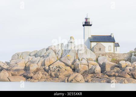 Vue du phare de Phare de Pontusval debout sur une côte rocheuse de granit au bord de la mer à Plouneour-Brignogan-plages, Bretagne, France. Banque D'Images