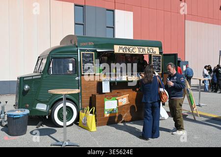 Street Food ou Food Truck en Français Vintage Citroën H-type ou Citroën HY Van ou camion léger, fabriqué de 1947 à 1981, Avignon France Banque D'Images