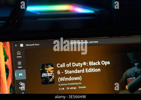 New York, États-Unis - 3 mars 2026 : jeu Call of Duty dans le menu Microsoft Store gros plan vue macro sur l'écran de l'ordinateur Banque D'Images