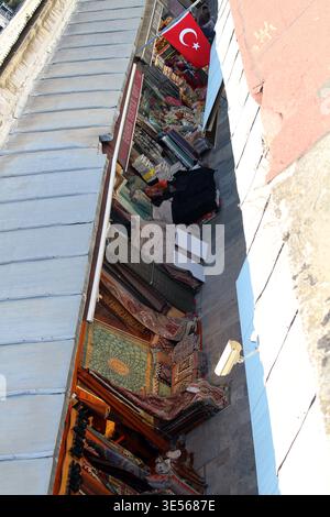 Traditionnel magasin de tapis turc septembre été 2024 textiles colorés exposés dans le bazar de rue Istanbul Turquie Banque D'Images