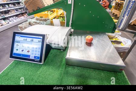 Samara, Russie - 24 mai 2025 : balances numériques avec écran pour peser les produits dans le département légumes du magasin Lenta Banque D'Images