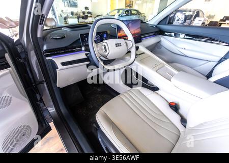 Samara, Russie - 23 mars 2025 : intérieur de voiture de SUV électrique Geely EX5 avec sièges confortables en cuir, tableau de bord et volant. Prest. De luxe moderne Banque D'Images
