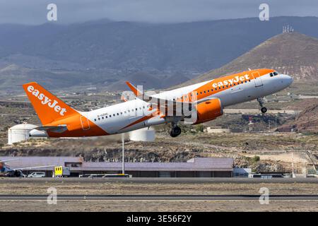 EasyJet Airlines Airbus A320neo Flugzeug Flughafen Teneriffa in Spanien Teneriffa, Spanien - 4. März 2026 : Ein Airbus A320neo Flugzeug der EasyJet mit dem Kennzeichen G-UZHC auf dem Flughafen Teneriffa, Espagne. *** Airbus A320neo d'EasyJet Airlines Aéroport de Tenerife en Espagne Tenerife, Espagne 4 mars 2026 Airbus A320neo d'EasyJet immatriculé G UZHC à l'Aéroport de Tenerife, Espagne Banque D'Images