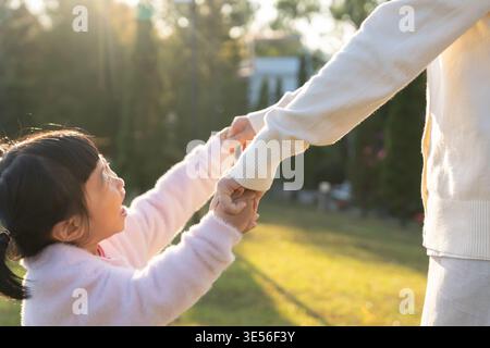 Happy Maman sourire pour fille et jouer ensemble en plein air famille enfance développement et croissance avec amour pour sa maman's préoccupation Happy Baby Dream Su Banque D'Images