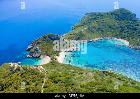 Vue aérienne de la célèbre double plage de Porto Timoni, région d'Afionas, Corfou, Grèce Banque D'Images