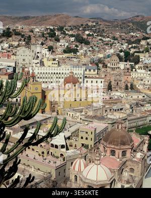 Mexique. Guanajuato. Vue panoramique de la ville avec Basilique notre-Dame de Guanajuato. Banque D'Images