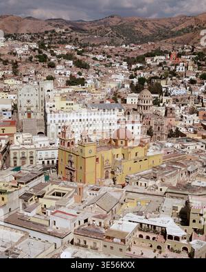 Mexique. Guanajuato. Vue panoramique de la ville avec Basilique notre-Dame de Guanajuato. Banque D'Images