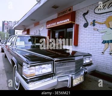 États-Unis. Illinois. Chicago. Client dans une voiture Cadillac d'époque au drive McDonald's. Banque D'Images
