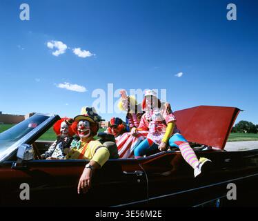 États-Unis. Nouveau Mexique. Albuquerque. Clowns dans la voiture décapotable. Banque D'Images