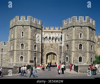 Royaume-Uni. Angleterre. Berkshire. Tours d'entrée du château de Windsor. Banque D'Images