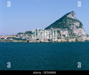Gibraltar. Vue sur le rocher depuis la mer. Banque D'Images