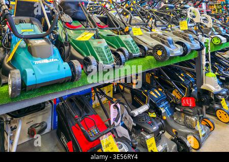 Liepaja, Lettonie- 27 mars, 2026 : tondeuses à gazon assorties affichées en magasin avec des étiquettes de prix, présentant l'équipement de jardinage et les outils de plein air Banque D'Images