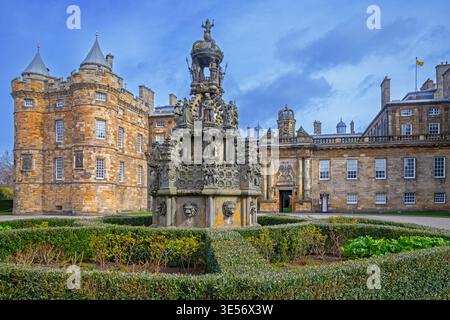 Fontaine de cour au Palais de Holyroodhouse / Palais de Holyrood, résidence officielle du monarque du Royaume-Uni en Écosse à Édimbourg, Royaume-Uni Banque D'Images