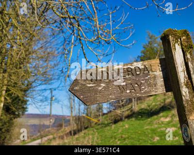 Yorkshire, Royaume-Uni - 17 mars 2026 : marqueur en bois altéré pour Nidderdale Way pointe le long d'un chemin de campagne dans le Yorkshire Royaume-Uni sous un ciel bleu vif Banque D'Images