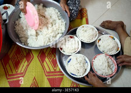 Temple Wat Bo. Repas monastique traditionnel. Siem Reap. Cambodge. Banque D'Images