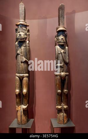 Musée du quai Branly-Jacques Chirac, Paris, France postes d'entrepôt de canoës, île de Roviana, Îles Salomon Banque D'Images