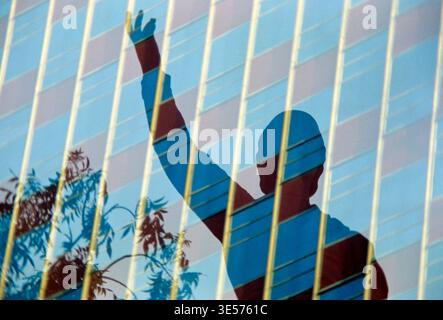Reflet de la statue de Hidalgo à Monterrey, Mexique Banque D'Images
