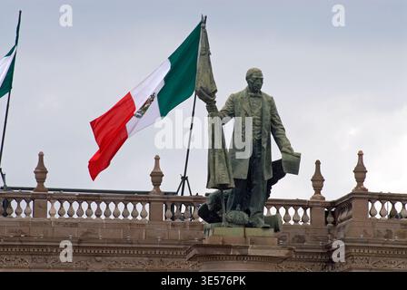 Une statue de héros national à Monterrey, au Mexique Banque D'Images