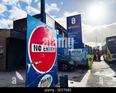 Manchester, Royaume-Uni - 22 février 2026 : un panneau audacieux de non-entrée se trouve à l'extérieur d'un établissement Safestore sur une rue animée de Manchester au Royaume-Uni, à la lumière du soleil Banque D'Images