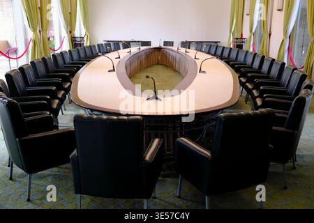 Cabinet ovale salle de réunion avec microphones et chaises en cuir noir au Reunification Palace. Ho Chi Minh ville. Vietnam. Banque D'Images