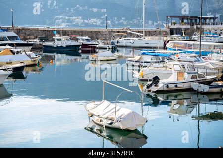 Yachts et bateaux amarrés dans la marina Banque D'Images