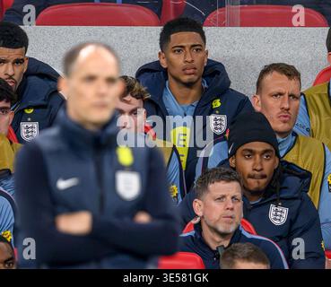 Londres, Royaume-Uni. 31 mars 2026. Angleterre v Japon - International Friendly - Wembley. L'Anglais Jude Bellingham ne peut regarder que pendant le match avec Thomas Tuchel au premier plan. Crédit photo : Mark pain/Alamy Live News Banque D'Images