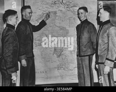 Quatre fils de Cadets généraux américains à West point ces quatre cadets de l'Académie militaire américaine à West point sont les fils de généraux américains menant l'offensive alliée en Afrique du Nord : représentés en étudiant une carte de l'Afrique ; ils sont, de gauche à droite : William D. Clark, fils du lieutenant général Mark W. Clark, commandant en second ; John S. D. Eisenhower, fils du lieutenant général Dwight D. Eisenhower, commandant général; George S. Patton 3rd, fils du major-général George S. Patton, Jr., capteur de Casablanca ; et John P. Doolittle, fils du major-général James H. Doolittle, commandant du 12th Air Fo Banque D'Images