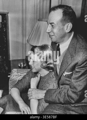 L'arrivée de Jose Ferrer - l'acteur américain, Jose Ferrer, 41 ans et son épouse de cinq mois, 23 ans chanteuse Rosemary Clooney a volé à Londres Banque D'Images