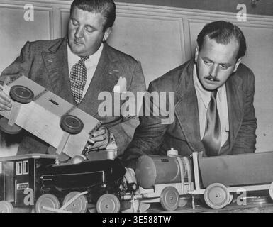 Pour Toy Fund. Rex Dawe et Willie Fennell examinent le train de jouets qui sera mis au rebut dimanche soir au restaurant Roosevelt pour aider le Sun Toy Fund. Le train est le seul de ce genre disponible en Australie et a été fabriqué en Suède. 06 décembre 1950. Banque D'Images