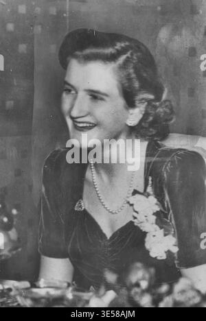 L'honorable Margaret Elphinstone sera demoiselle d'honneur au mariage de la princesse Elizabeth à Londres. L'honorable Margaret Elphinstone. Margaret Elphinstone, âgée de 22 ans, fille de Lord Elphinstone, et cousine des Princesses, qui a été nommée comme l'une des huit demoiselles d'honneur à assister à la princesse Elizabeth lors de son mariage avec le lieutenant Philip Mountbatten à l'abbaye de Westminster le 20 novembre. 12 septembre 1947. Banque D'Images