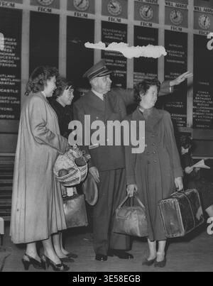 Man in Blue commence le service - le « Man in Blue », agent d'information M. A. W. Hanna, a fait sa première apparition à la gare centrale ce matin. Ici, il dirige les voyageurs vers la plate-forme Tamworth de gauche sont Mme A Eagleton de Newtown, a vu ses sœurs au loin après qu'ils l'avaient rendu visite, Mlle Joyce Picton, M. Hanna, Mlle Shirley Picton. Les filles de Picton viennent de Tamworth. 26 juillet 1955. (Photo de Ronald Leslie Stewart/Fairfax Media). Banque D'Images