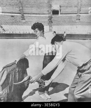 Bette Ford de New York (23) cinq pieds trois, pratiquant dans les arènes de Mexico, Mexique pour ses débuts en tant que taureau. Bette est l'ancien modèle an Banque D'Images