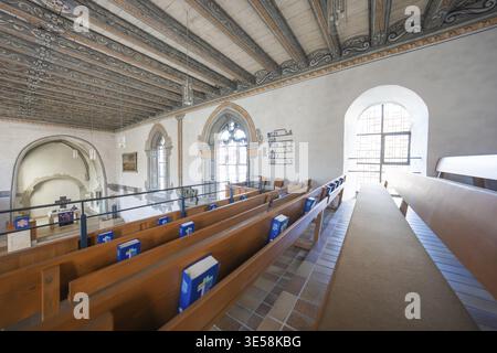 Vue d'une galerie avec des bancs modernes et des livres de prières, Deufringen, Aidlingen, Boeblingen district, Allemagne Banque D'Images