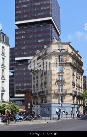 Paris, France - 7 mai 2022 : vue d'immeubles résidentiels de la rue Tolbiac dans le 13ème arrondissement de Paris avec le Panthéon de l'Université Paris 1 Banque D'Images