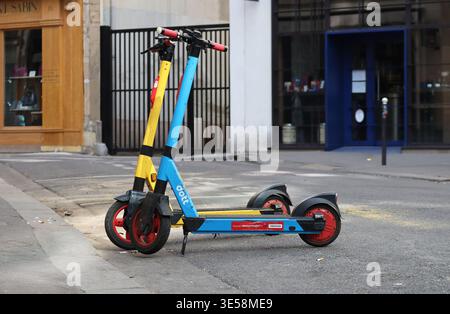 Paris, France - 7 mai 2022 : deux scooters électriques partagés stationnés dans une rue calme près du quartier de la Bastille à Paris, illustrant la mobilité urbaine moderne Banque D'Images