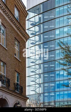 Gros plan montrant l'escalier de The Blade, un gratte-ciel en verre moderne à Reading, Berkshire, Royaume-Uni Banque D'Images