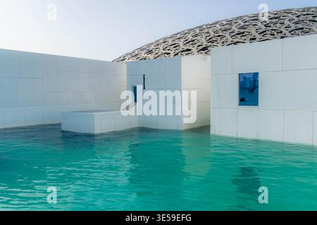 Louvre Abu Dhabi Museum Dhabi, une destination touristique sur de belles eaux sur l'île de Saadiyat aux Émirats Arabes Unis. Banque D'Images