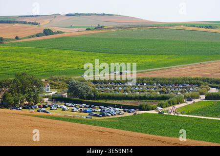 Vue en angle élevé du parking des visiteurs et du paysage agricole au Cap Blanc-nez, France Banque D'Images