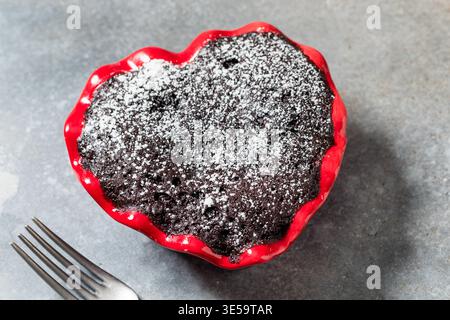 Gâteau Brownie au chocolat en forme de coeur fait maison pour la Saint-Valentin Banque D'Images