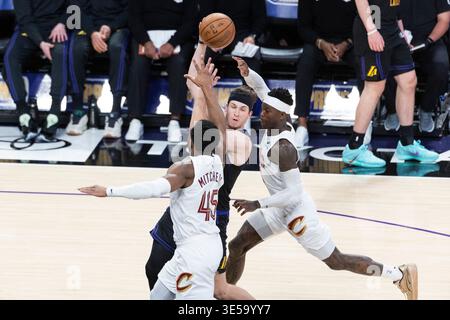 Los Angeles, Californie, États-Unis. 31 mars 2026. Austin Reaves (15 ans) des Los Angeles Lakers passe le ballon défendu par Donovan Mitchell (45 ans) des cavaliers de Cleveland et Dennis Schroder (8 ans) lors d'un match de basket-ball NBA au Crypto.com Arena le mardi 31 mars 2026 à Los Angeles. (Crédit image : © Ringo Chiu/ZUMA Press Wire) USAGE ÉDITORIAL SEULEMENT ! Non destiné à UN USAGE commercial ! Banque D'Images