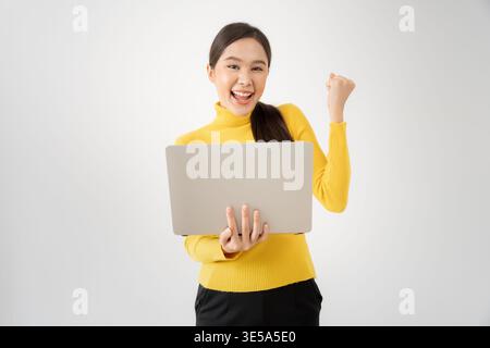 Femme de travail, Portrait de fille d'Asie souriante dans des vêtements de détente, s'asseoir au bureau et faire des recherches, espace de copie, joyeuse entreprise mignonne, positive en Banque D'Images