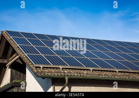Nouveaux panneaux solaires installés sur le toit en feuille de la maison moderne Banque D'Images