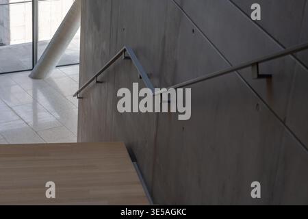 Intérieur d'escalier en béton minimaliste avec main courante en métal design d'architecture moderne Banque D'Images
