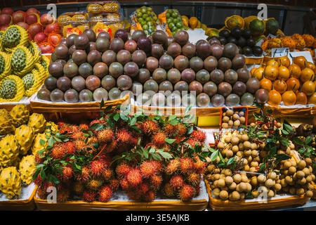Divers fruits tropicaux exposés à un étal de marché Banque D'Images