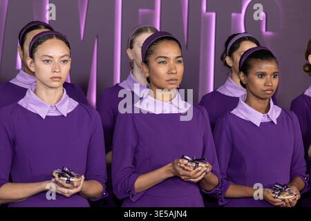 Los Angeles, États-Unis. 31 mars 2026. Des « prunes » costumées assistent aux arrivées de la première de tapis rouge « THE TESTAMENTS » de Hulu à l'Academy Museum of Motion Pictures à Los Angeles, CA, le 31 mars 2026. (Photo de Corine Solberg/Sipa USA) crédit : Sipa USA/Alamy Live News Banque D'Images